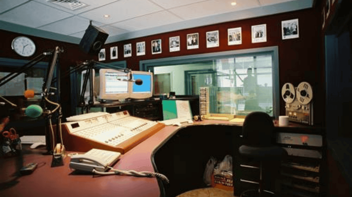 From Local Station to National Movement (1980s–1990s)